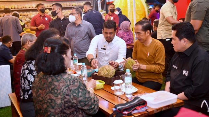Jokowi Makan Durian Bersama Para Pemred, Begini Rasanya