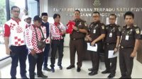 Puluhan Massa Ormas Solmet Unras di Depan Kantor Kejati Laporkan Dua OPD Pemprov Banren Puluhan Massa Ormas Solmet Unras di Depan Kantor Kejati Laporkan Dua OPD Pemprov Banren