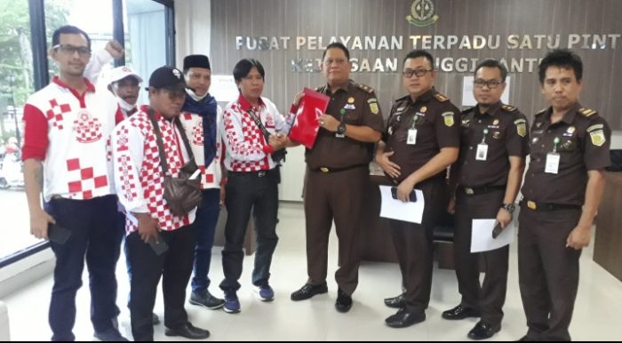 Puluhan Massa Ormas Solmet Unras di Depan Kantor Kejati Laporkan Dua OPD Pemprov Banren Puluhan Massa Ormas Solmet Unras di Depan Kantor Kejati Laporkan Dua OPD Pemprov Banren