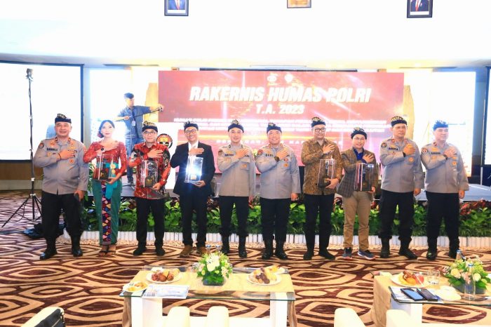 Penghargaan Kadiv Humas Pada Saat Rakernis Humas Polri