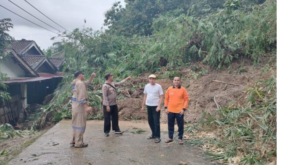 Polsek Ulu Ogan Besama Perangkat Desa, BPBD Standby di Lokasi Tanah Longsor