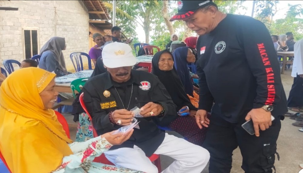 Ratusan Warga Sriten Ikut Pengobatan Gratis dari FKJR dan Team MER C di Masjid Al Falah Sriten