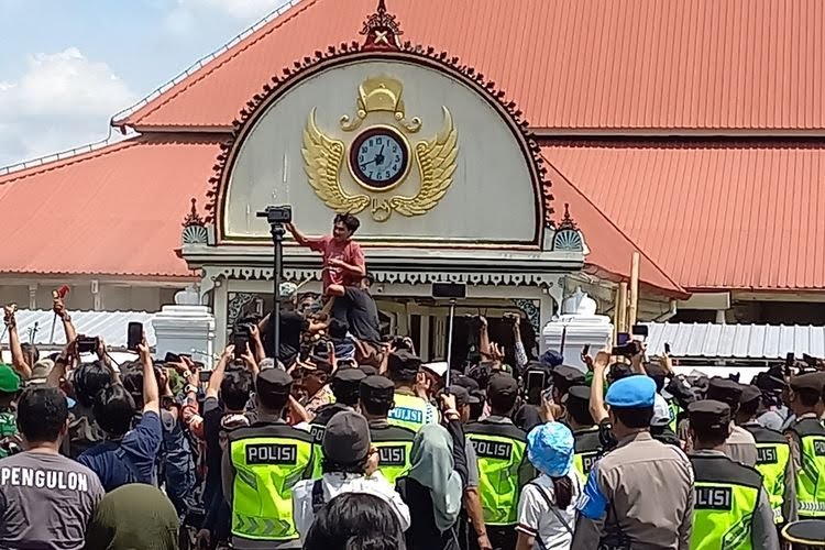 Polisi Tembak Drone yang Mengudara saat Gerebeg Syawal di Masjid Gedhe Kauman