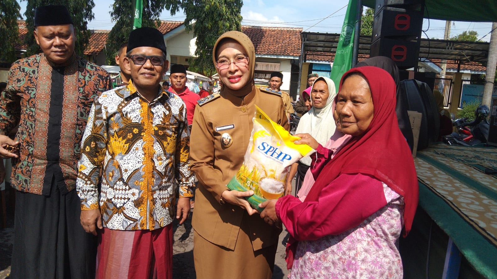 Wakil Bupati Cirebon Hj Wahyu Tjiptaningsih Buka Festival Operasi Pasar Murah Ramadhan