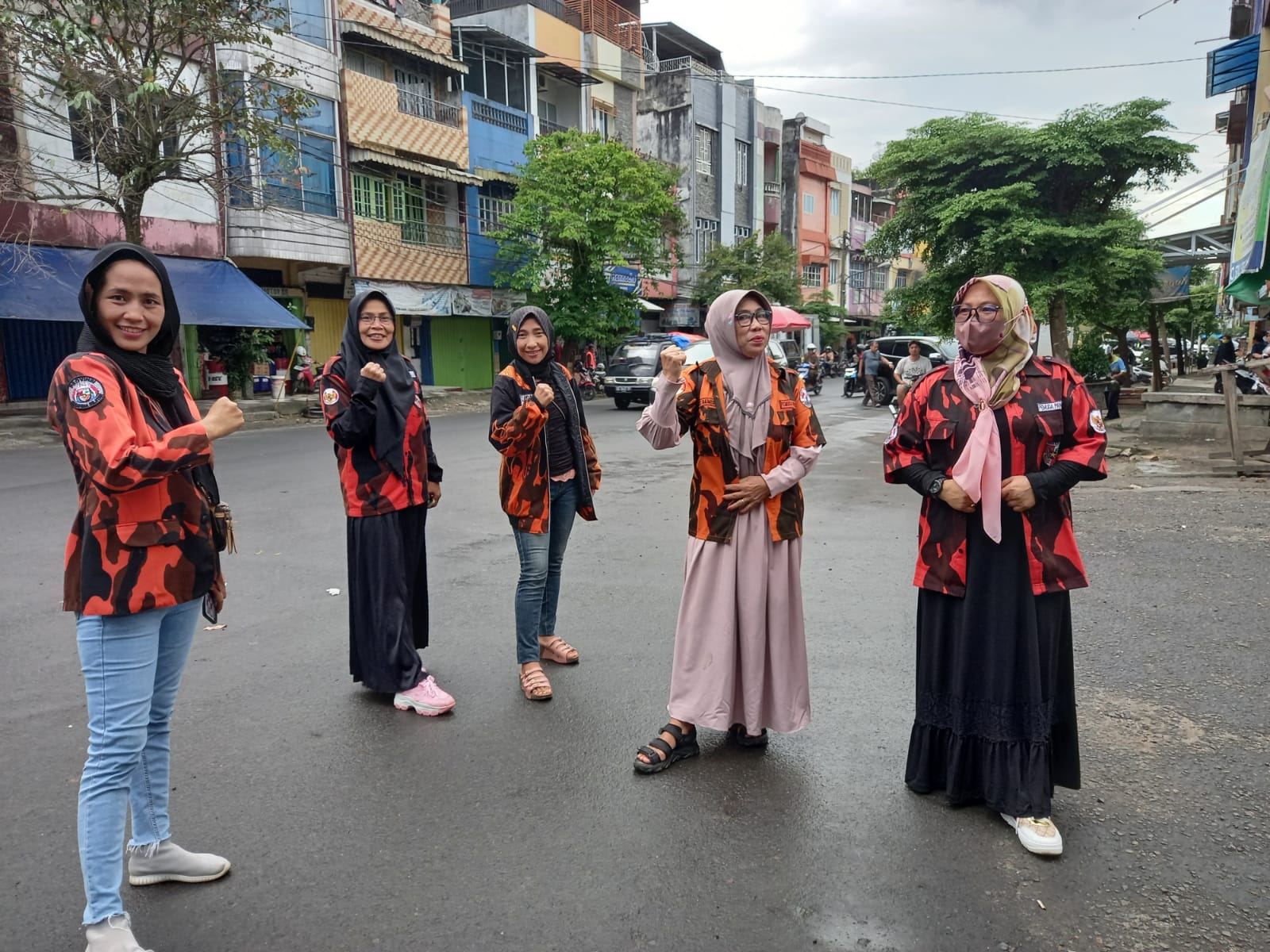 Ketua P2C SPP Sumsel dan Srikandi Pemuda Pancasila Bersama Kader SPP OKU Berbagi Takzil di Bulan Suci Ramadan