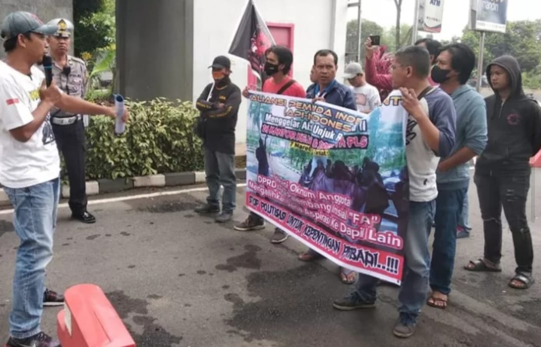 Diduga Alihkan Dana Aspirasi, Oknum Anggota DPRD Dituntut Dipecat Diduga Alihkan Dana Aspirasi, Oknum Anggota DPRD Dituntut Dipecat