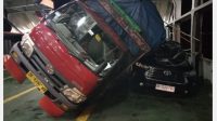Gelombang Besar di Selat Bali, Truk di Kapal Terguling Timpa 2 Mobil