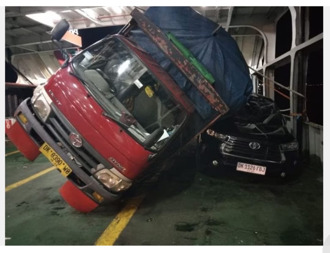 Gelombang Besar di Selat Bali, Truk di Kapal Terguling Timpa 2 Mobil