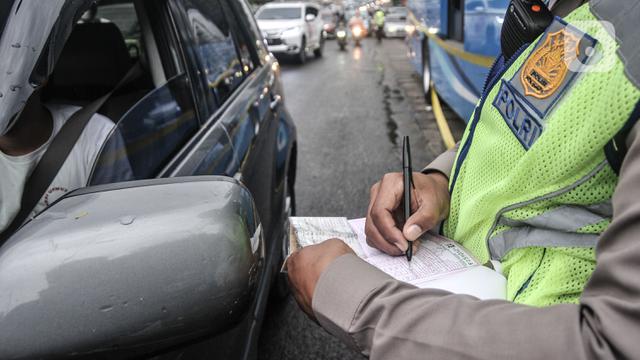 Pelanggaran Lalin Meningkat, Polri Berlakukan Kembali Tilang Manual Pelanggaran Lalin Meningkat, Polri Berlakukan Kembali Tilang Manual