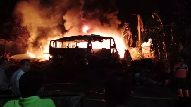 Garasi Bus Maju Lancar Terbakar, Sebuah Bus Mercy Ludes