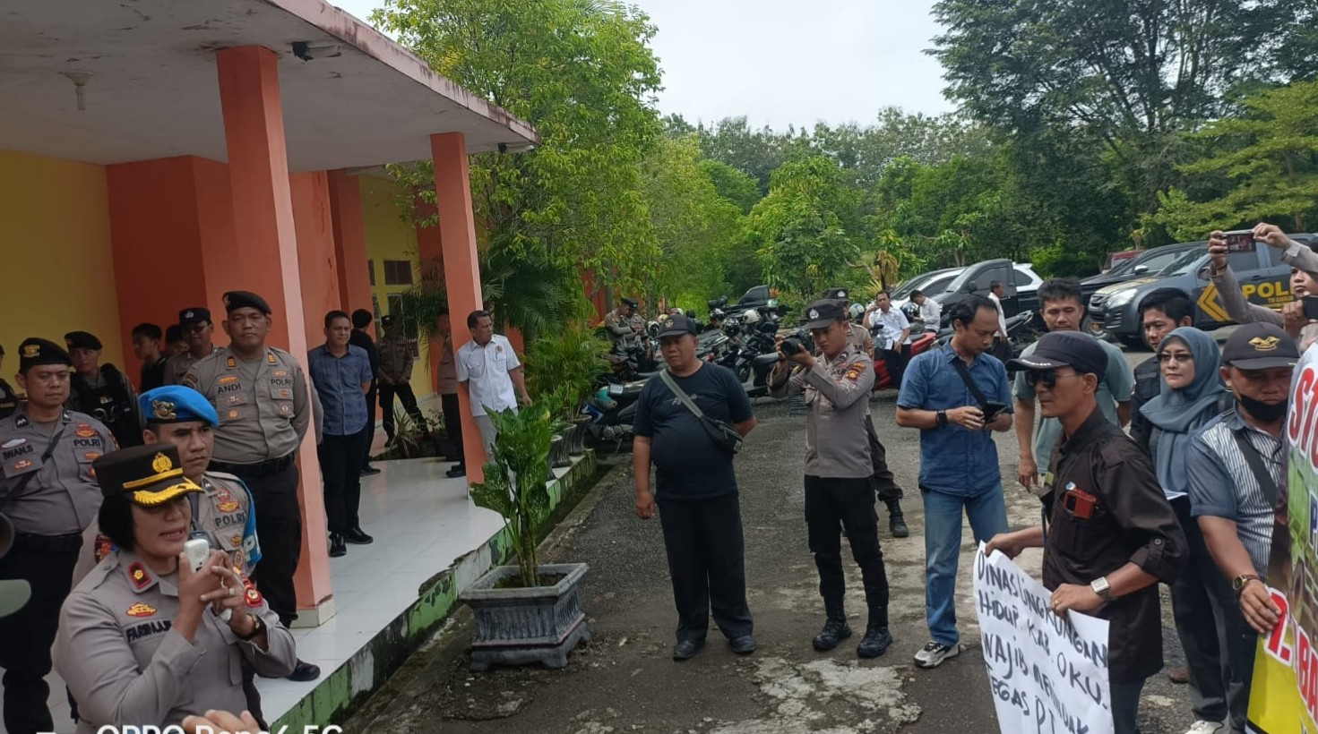 Aksi Demo Damai Terjadi Kembali di Halaman Kantor DLH OKU Aksi Demo Damai Terjadi Kembali di Halaman Kantor DLH OKU