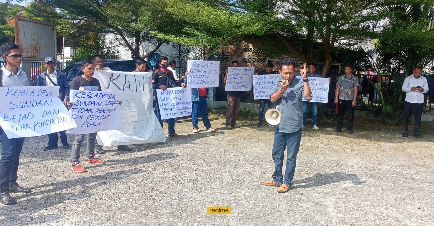 Oknum Kepala Desa Sundan Didemo Warga Akibat Kirim Vidio Porno ke Mahasiswa
