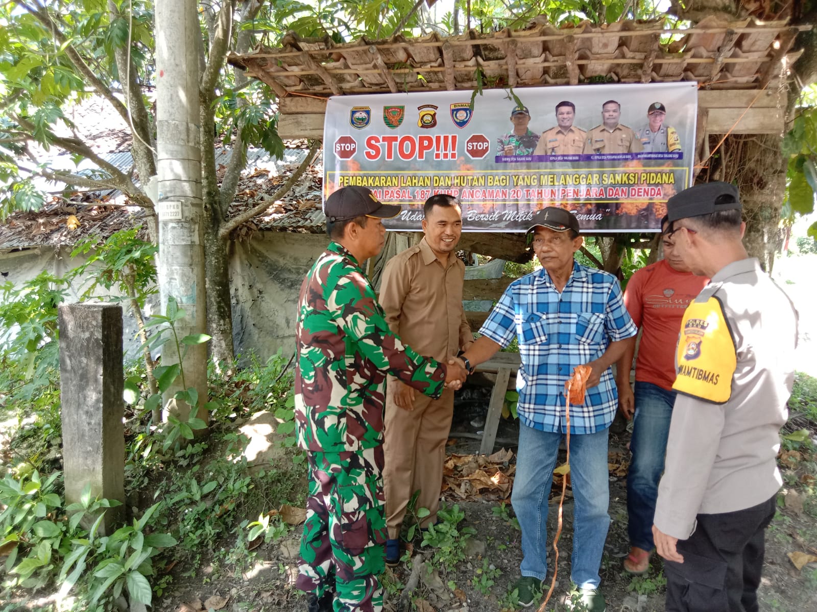 Bhabinkamtibmas Bersama Babinsa Desa Tanjung Baru Himbau Masyarakat Cegah Karhutla Bhabinkamtibmas Bersama Babinsa Desa Tanjung Baru Himbau Masyarakat Cegah Karhutla