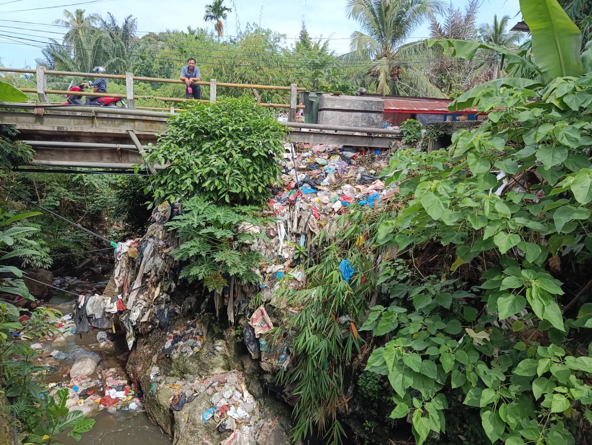 Diduga Oknum Petugas Kebersihan OKU Bekerja Asal Asalan dan Terkesan Tutup Mata Diduga Oknum Petugas Kebersihan OKU Bekerja Asal Asalan dan Terkesan Tutup Mata