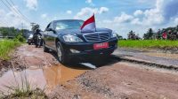 Tinjau Jalan Rusak di Lampung, Jokowi: Pusat akan Ambil Alih jika Daerah Tak Mampu Tinjau Jalan Rusak di Lampung, Jokowi: Pusat akan Ambil Alih jika Daerah Tak Mampu