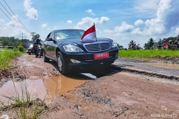 Tinjau Jalan Rusak di Lampung, Jokowi: Pusat akan Ambil Alih jika Daerah Tak Mampu Tinjau Jalan Rusak di Lampung, Jokowi: Pusat akan Ambil Alih jika Daerah Tak Mampu