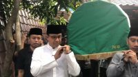 Anies Ikut Angkat Keranda Jenazah Mantan Wakil Ketua DPRD DKI Jakarta