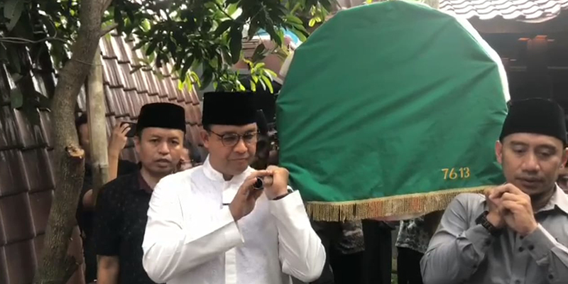 Anies Ikut Angkat Keranda Jenazah Mantan Wakil Ketua DPRD DKI Jakarta