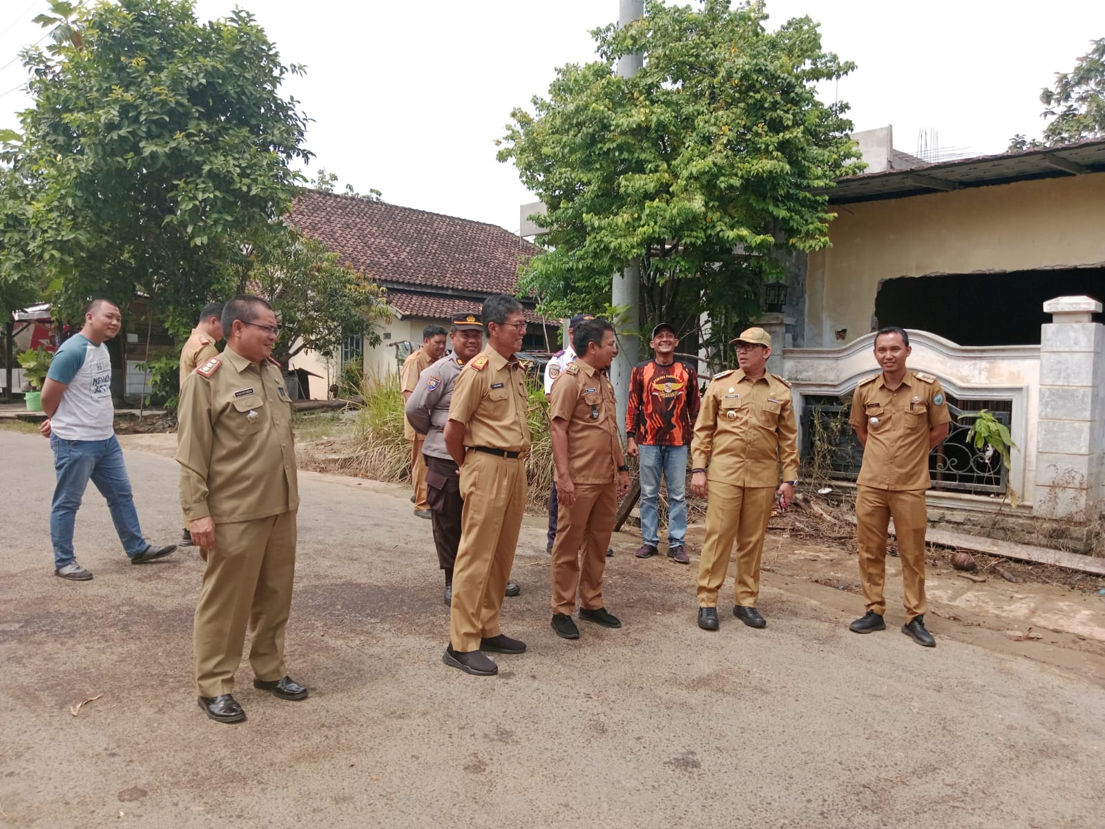 Pj Bupati OKU Bersama Kades Tanjung Baru Tinjau Pekerjaan Drainase di Jalan Pancur Pj Bupati OKU Bersama Kades Tanjung Baru Tinjau Pekerjaan Drainase di Jalan Pancur