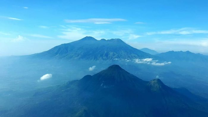 Sehelai Rambut Dibelah Tujuh, Sekeping Uang dengan Dua Sisinya