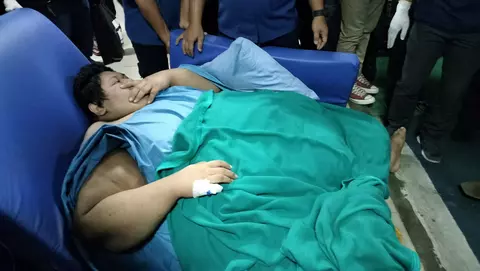 Pria Berbobot 300 Kg Dirujuk ke RSCM, Evakuasi Berlangsung Dramatis