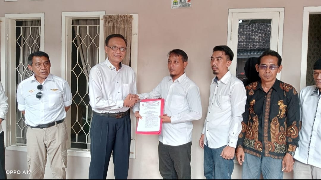 Penyerahan SK Kepengurusan Relawan Prabu Man-08 DPD Kota Serang oleh Ketua DPW Banten Abu Bakar Sidik