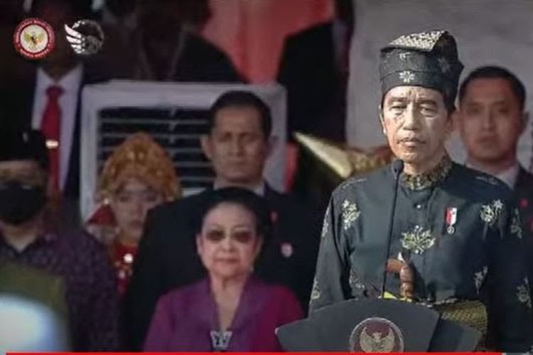 Gunakan Pakaian Adat Deli, Jokowi Pimpin Upacara Hari Lahir Pancasila di Monas