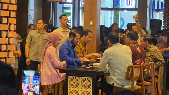 Usai Membuka Jakarta Fair 2023, Jokowi Ngopi Bareng Bersama Sandiaga Uno
