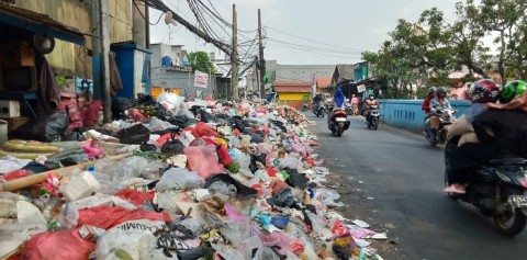 Respon Viralnya Tumpukan Sampah di Cipondoh, Walkot Arief Koordinasi dengan Camat dan Lurah Respon Viralnya Tumpukan Sampah di Cipondoh, Walkot Arief Koordinasi dengan Camat dan Lurah