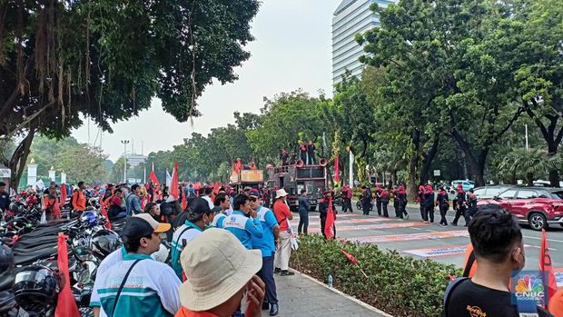 Geruduk Kantor MK, Ribuan Buruh Ajukan 4 Tuntutan Geruduk Kantor MK, Ribuan Buruh Ajukan 4 Tuntutan
