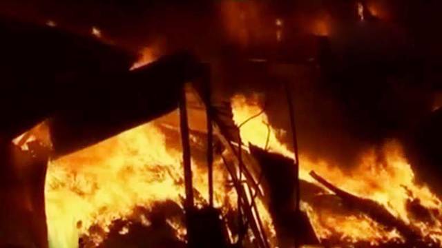 Kebakaran Gudang Biskuit, Asap Hitam Tebal Membumbung Tinggi