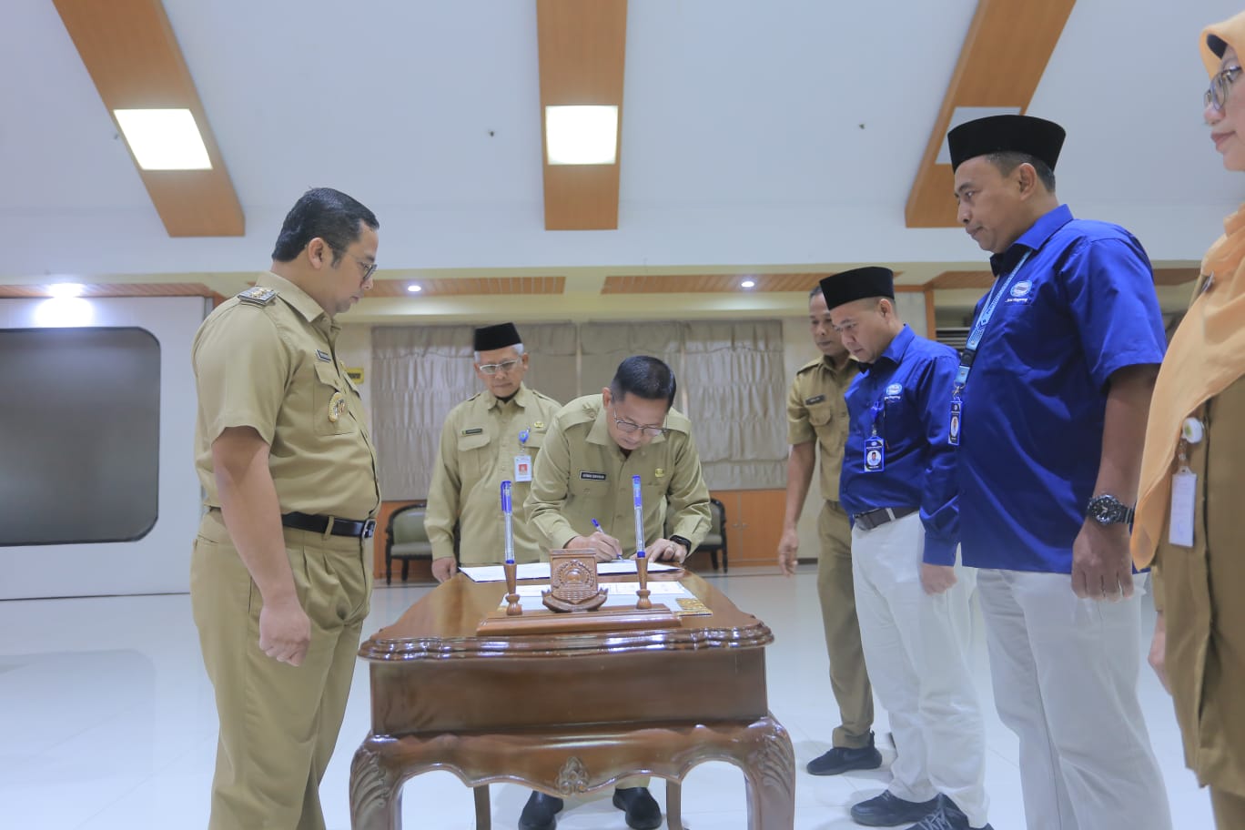 Walikota Tangerang Lantik Dua Direksi Baru di Lingkungan Perumda Tirta Benteng Walikota Tangerang Lantik Dua Direksi Baru di Lingkungan Perumda Tirta Benteng