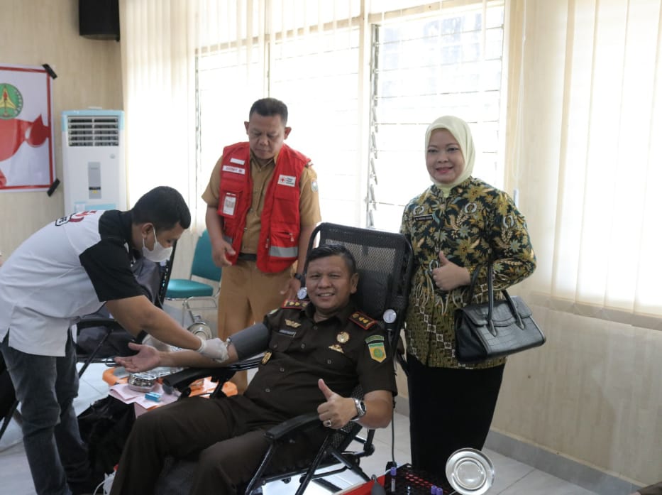 HUT Adhyaksa Ke 63, Kejari OKU dan PMI Gelar Donor Darah