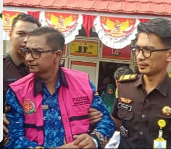 Kejari PALI Umumkan Dua Tersangka Dugaan Kasus Korupsi Bantuan Operasional Kesehatan Kejari PALI Umumkan Dua Tersangka Dugaan Kasus Korupsi Bantuan Operasional Kesehatan