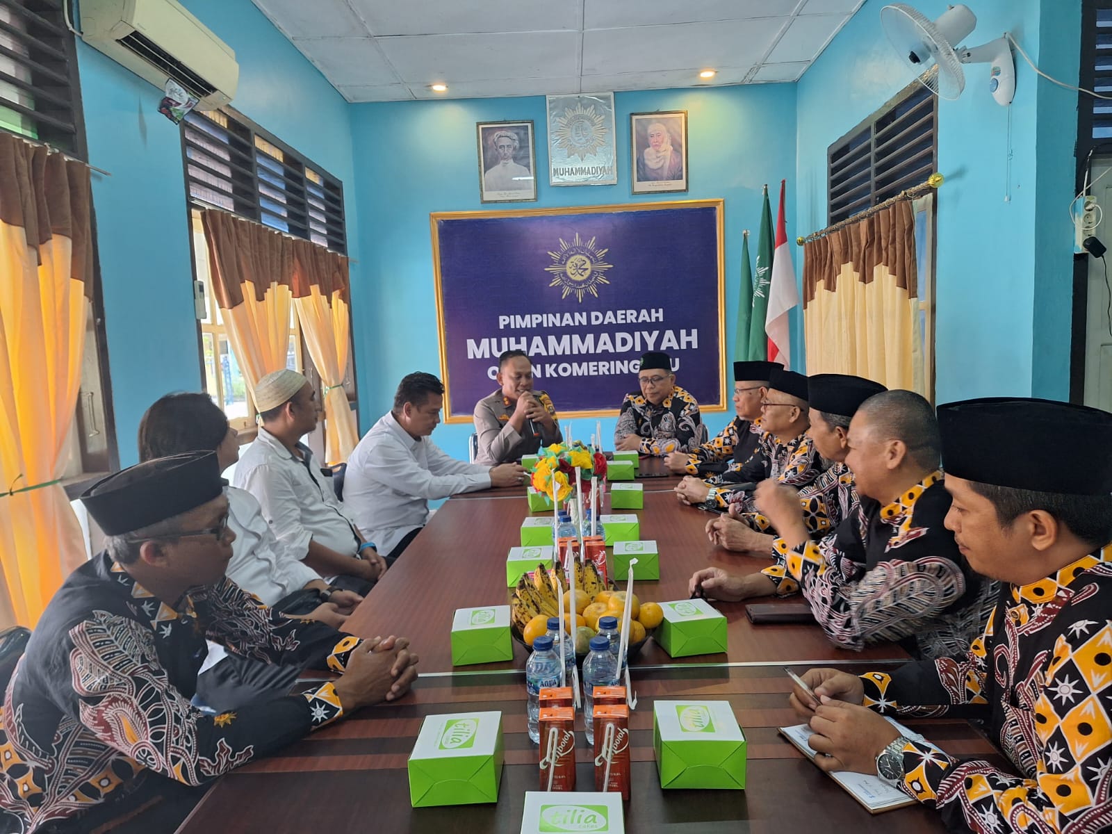 Silaturahmi Kapolres OKU Berkunjung Sambangi Pimpinan Daerah Muhammaddiyah Kab. OKU Silaturahmi Kapolres OKU Berkunjung Sambangi Pimpinan Daerah Muhammaddiyah Kab. OKU