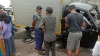 KA Cepat Tabrak Sebuah Mobil Box di Jakarta