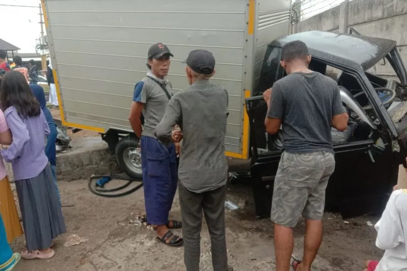 KA Cepat Tabrak Sebuah Mobil Box di Jakarta