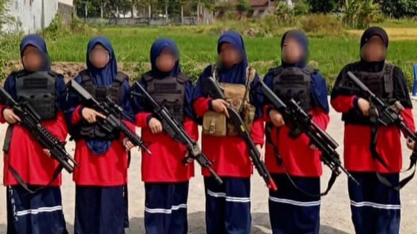 Viral Santriwati Pegang Senapan Laras Panjang, Begini Kata Kapolres