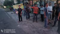 Usaha Aktivis dan Masyarakat OKU Memaksa Truk Batubara Memutar Arah Membuahkan Hasil Usaha Aktivis dan Masyarakat OKU Memaksa Truk Batubara Memutar Arah Membuahkan Hasil