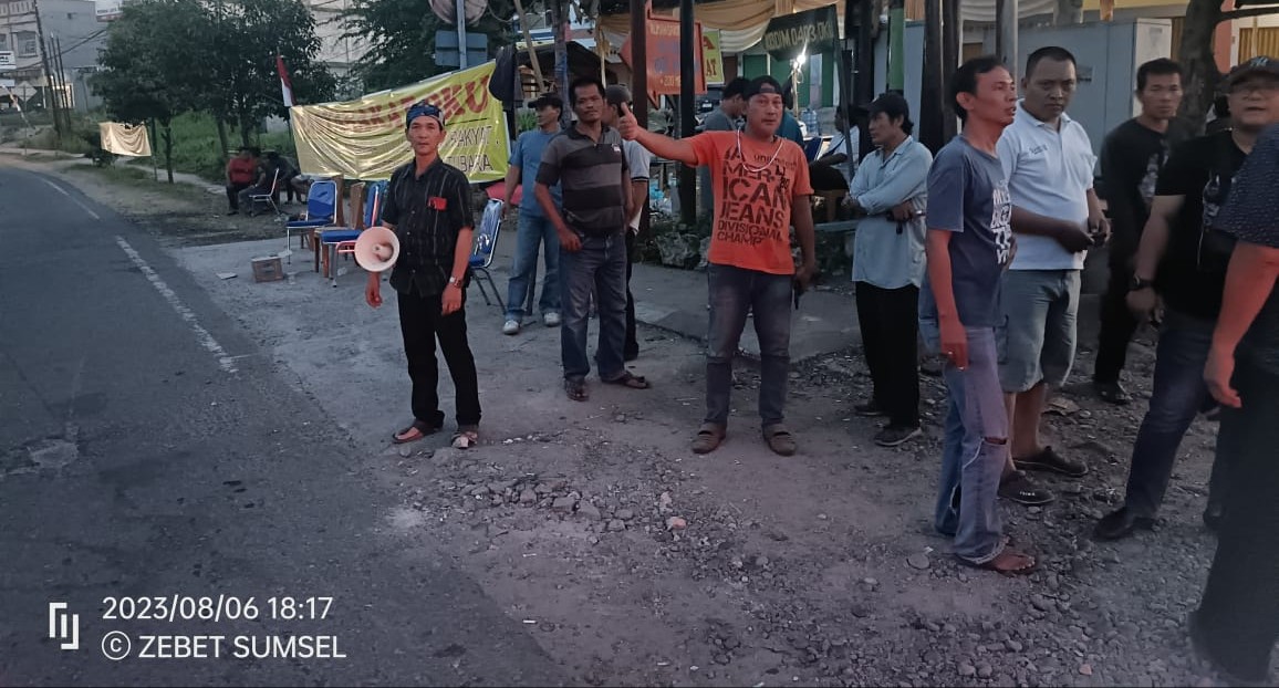 Usaha Aktivis dan Masyarakat OKU Memaksa Truk Batubara Memutar Arah Membuahkan Hasil Usaha Aktivis dan Masyarakat OKU Memaksa Truk Batubara Memutar Arah Membuahkan Hasil