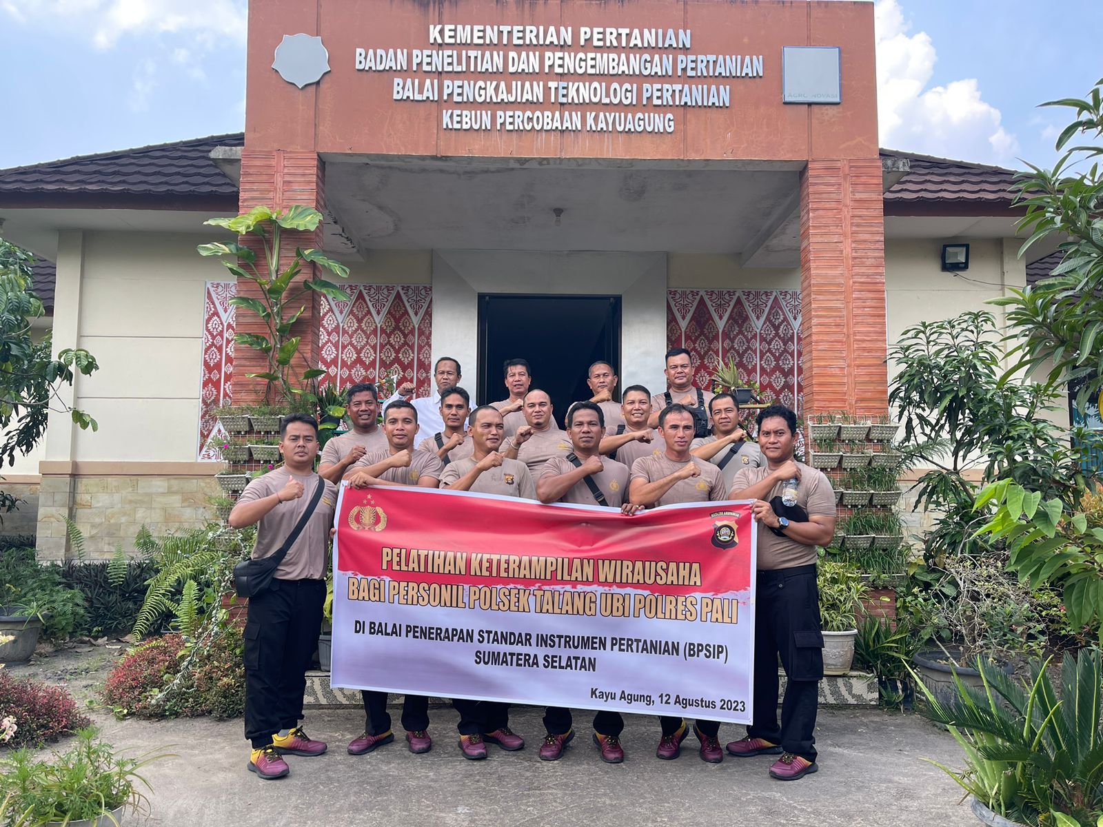 Kapolsek Talang Ubi Bareng Bhabinkamtibmas Ikuti Pelatihan Ternak Ayam dan Jamur Tiram Kapolsek Talang Ubi Bareng Bhabinkamtibmas Ikuti Pelatihan Ternak Ayam dan Jamur Tiram