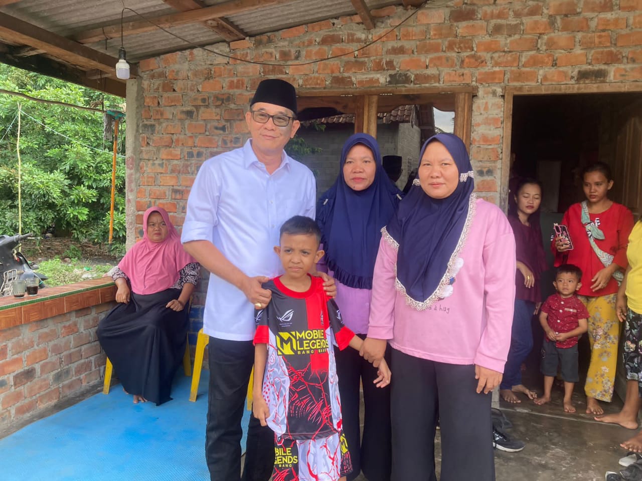 Keluarga Gimat Lega Pasca Heri Amalindo Sambangi Kediamannya di Desa Midar Gelumbang Keluarga Gimat Lega Pasca Heri Amalindo Sambangi Kediamannya di Desa Midar Gelumbang