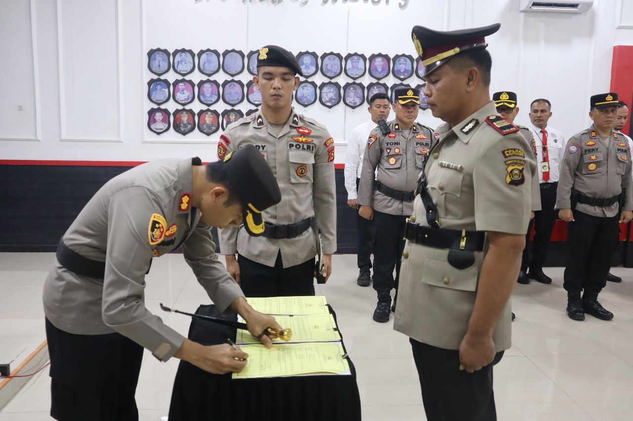 Kapolres Muara enim Pimpin Sertijab Kabag Ren Kapolres Muara enim Pimpin Sertijab Kabag Ren