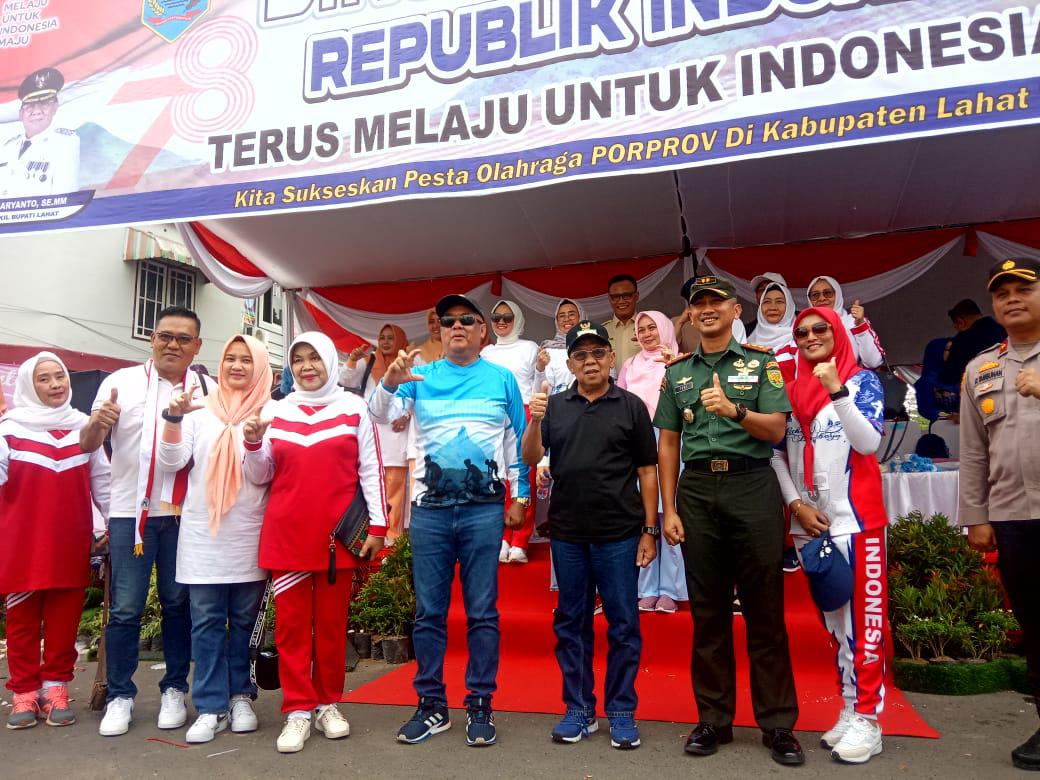 Bupati Lahat Bersama Ribuan Warga Saksikan Karnaval dan Marching Band Sambut 17 Agustus Bupati Lahat Bersama Ribuan Warga Saksikan Karnaval dan Marching Band Sambut 17 Agustus