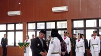 Bupati Cik Ujang Kukuhkan Anggota Paskibraka HUT RI Ke 78 Kabupaten Lahat