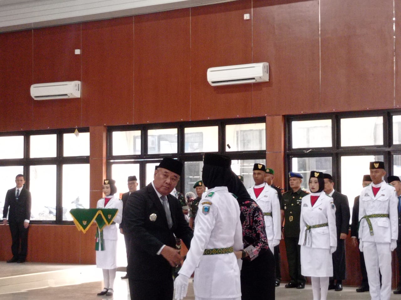 Bupati Cik Ujang Kukuhkan Anggota Paskibraka HUT RI Ke 78 Kabupaten Lahat