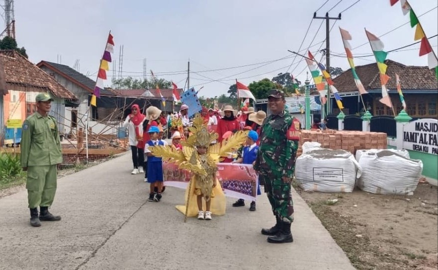 Sertu Yopan Suralaga Monitor dan Juri Karnaval HUT RI 78 di SMA Muhammadiyah 4 Kuripan