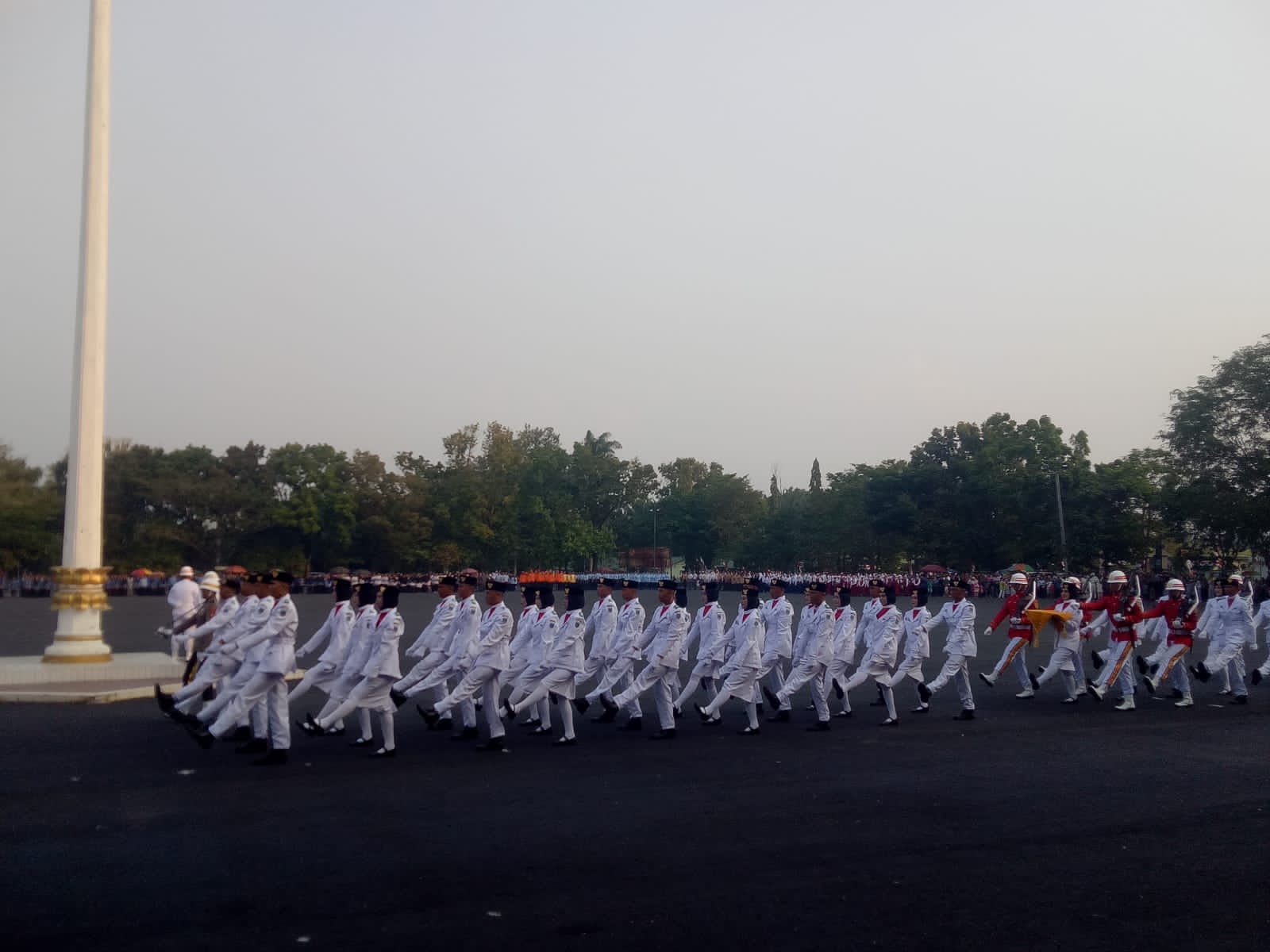 Upacara Penurunan Bendera Sang Saka Merah Putih di Lapangan Eks MTQ Lahat
