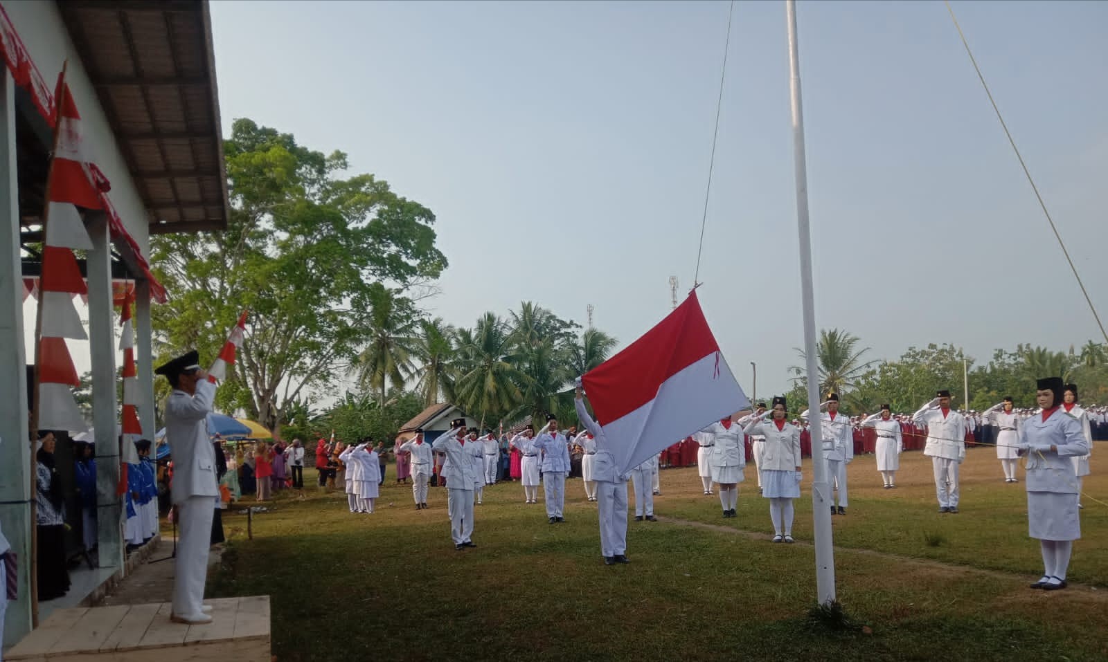 Upacara HUT RI ke 78 SD N 24 Digelar di Lapangan Sepak Bola Batang Hari Siku Karta Dewa