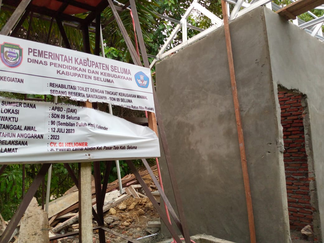 Pekerjaan Belum Selesai, Papan Proyek Rehab Toilet SDN 09 Seluma Sudah Rusak.